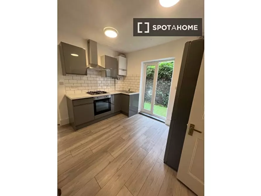 Immagine 11 di Camera condivisa in affitto  in Silverthorne Road a Lambeth