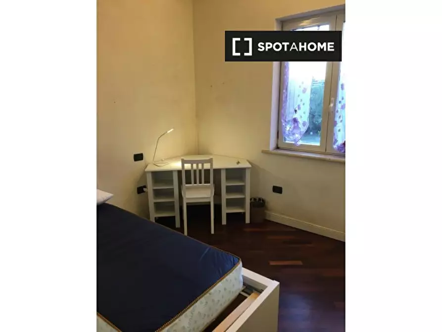 Immagine 6 di Camera condivisa in affitto  in Via Mario Gigante a Napoli