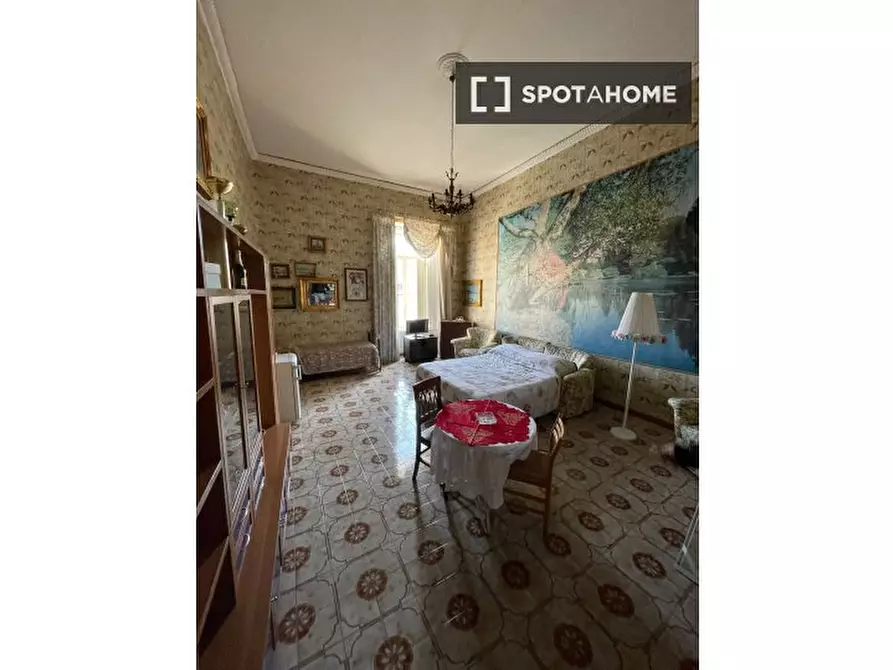 Immagine 2 di Camera condivisa in affitto  in Via S. Giovanni in Porta a Napoli