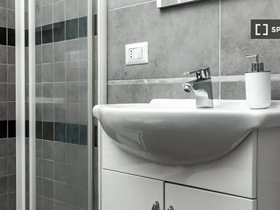 Immagine 3 di Camera condivisa in affitto  in Via Alberico II a Roma