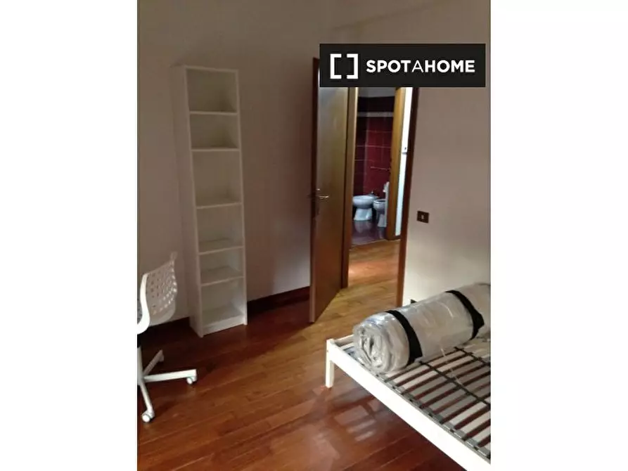 Immagine 15 di Camera condivisa in affitto  in Via Luigi Ploner a Roma