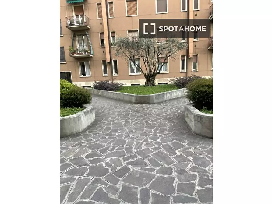 Immagine 2 di Camera condivisa in affitto  in Viale Giovanni Suzzani a Milano