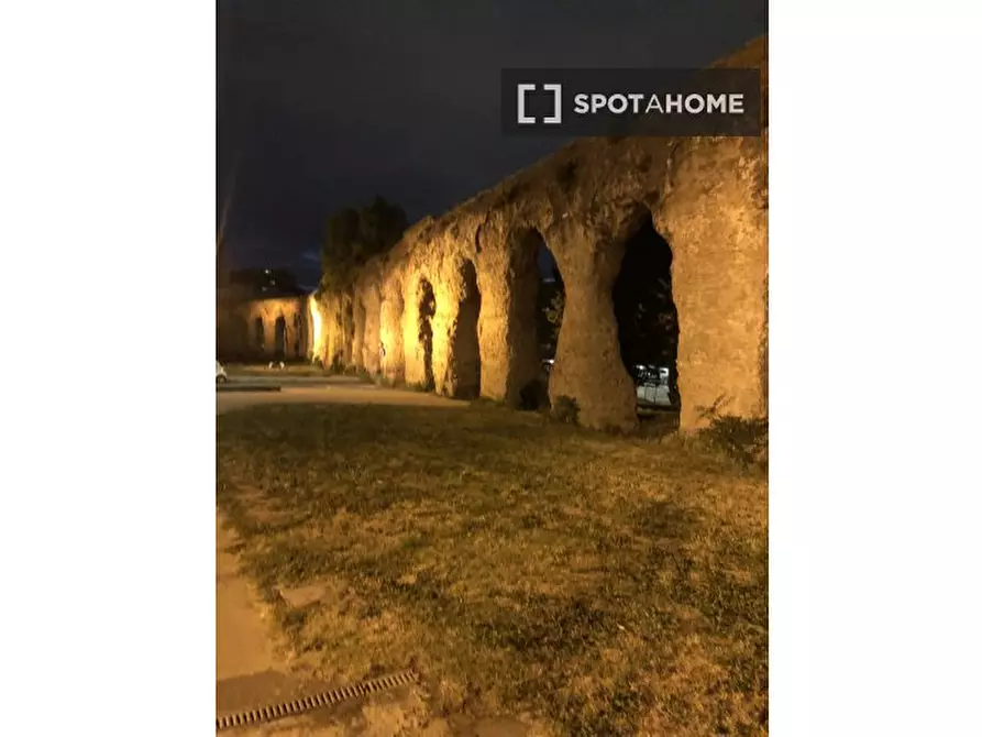 Immagine 1 di Appartamento in affitto  in Viale dell'Acquedotto Alessandrino a Roma