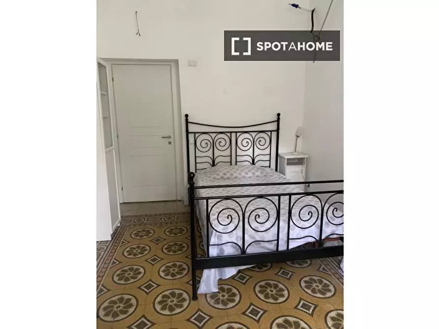 Immagine 2 di Camera condivisa in affitto  in Via Agrigento a Roma