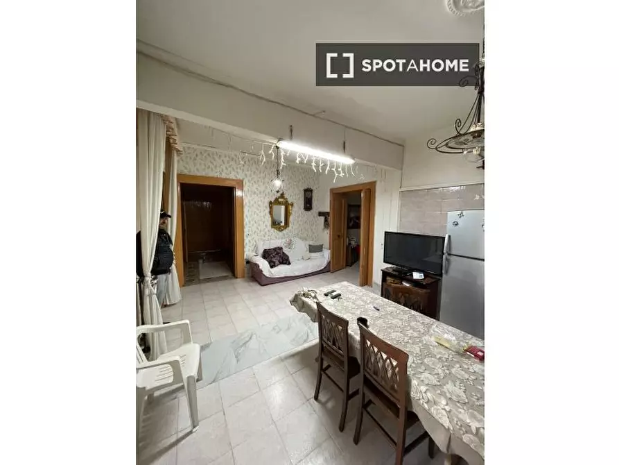 Immagine 10 di Camera condivisa in affitto  in Via S. Giovanni in Porta a Napoli