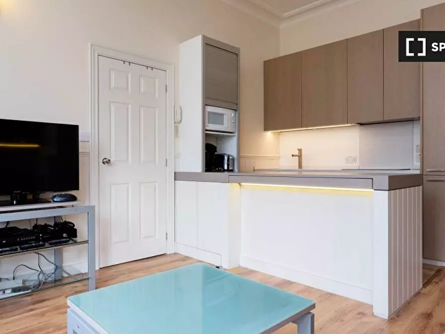 Immagine 4 di Appartamento in affitto  in Flat Sinclair Gardens a Hammersmith