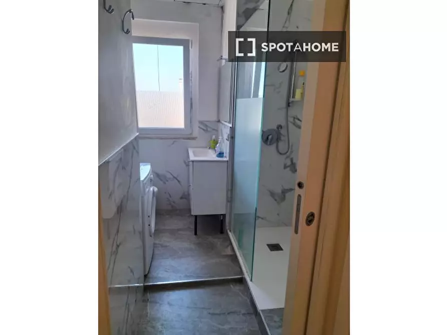 Immagine 13 di Camera condivisa in affitto  in Via delle Acacie a Roma