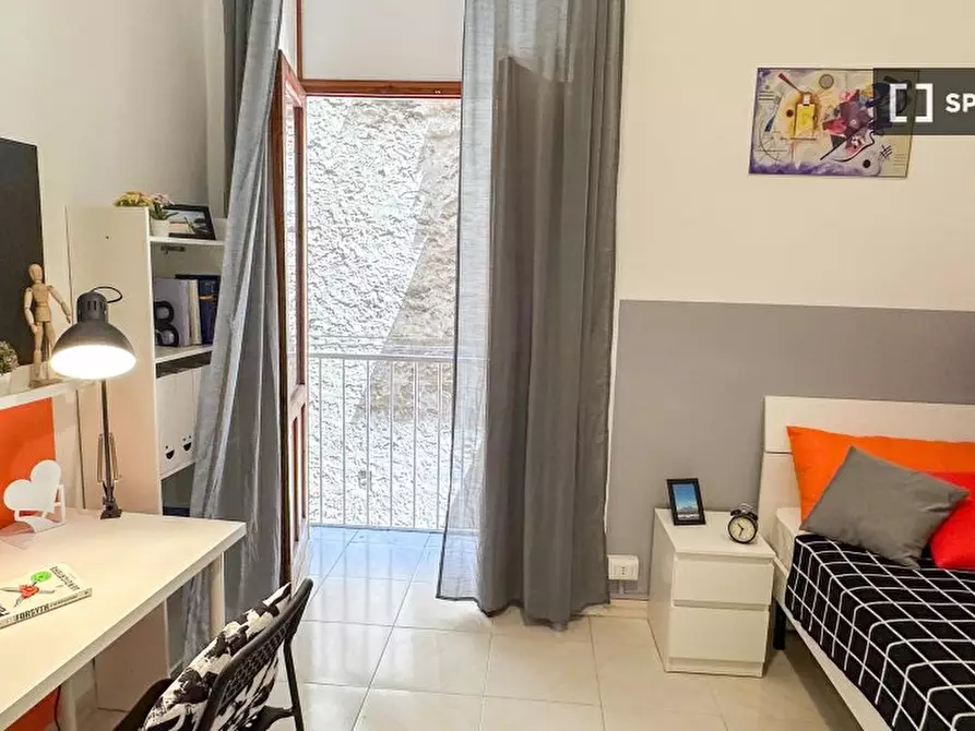 Immagine 2 di Camera condivisa in affitto  in Vico Sedil Capuano a Napoli