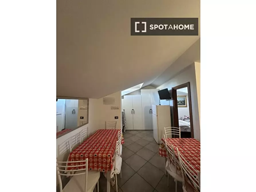 Immagine 19 di Camera condivisa in affitto  in Via delle Querce a Alagna