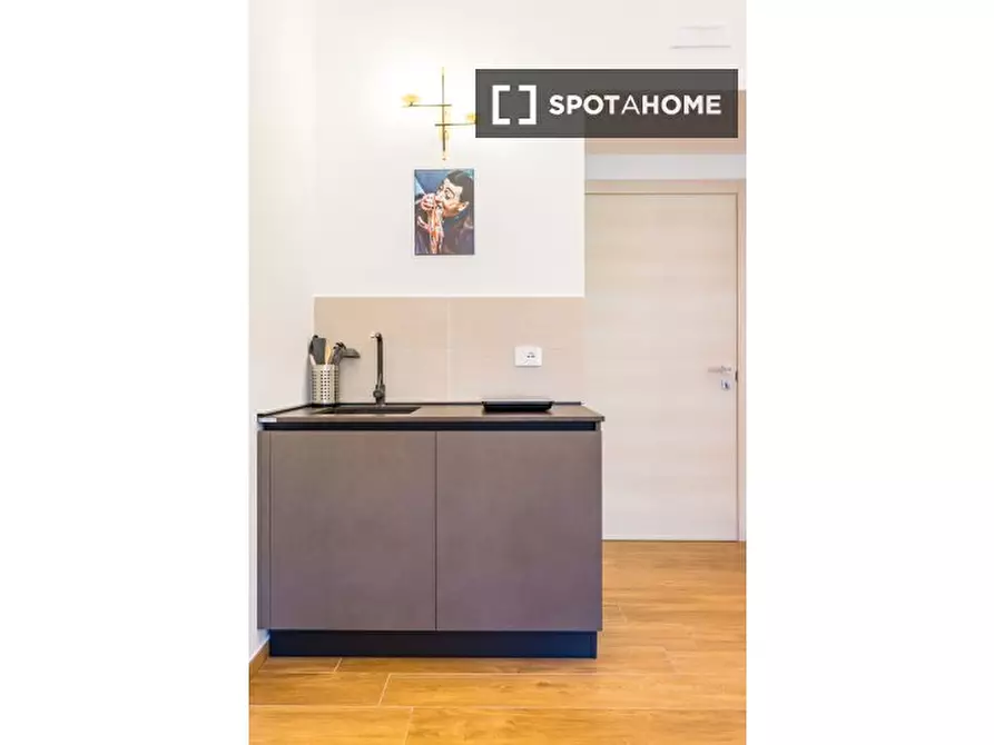 Immagine 19 di Appartamento in affitto  in Via Santa Teresa degli Scalzi a Napoli