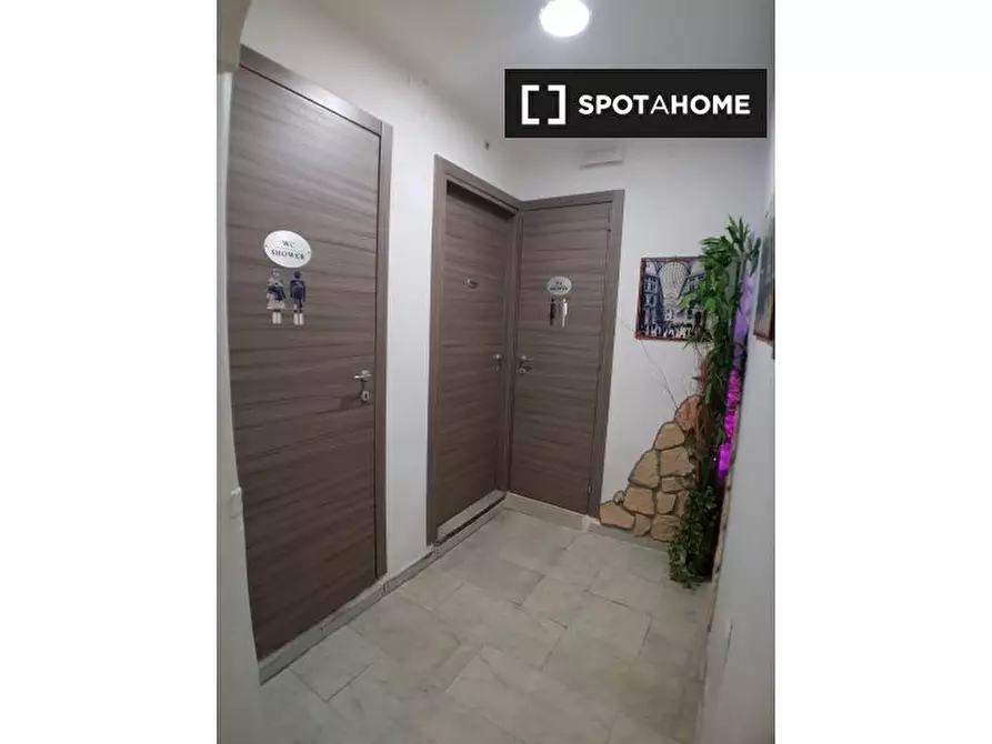 Immagine 14 di Camera condivisa in affitto  in Via Genova a Napoli