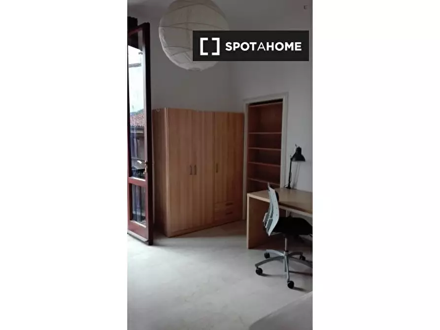 Immagine 4 di Camera condivisa in affitto  in Via S. Vitale a Bologna