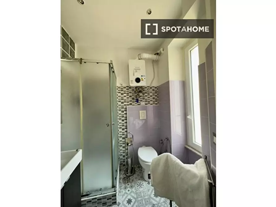 Immagine 4 di Camera condivisa in affitto  in Via Camilla a Roma