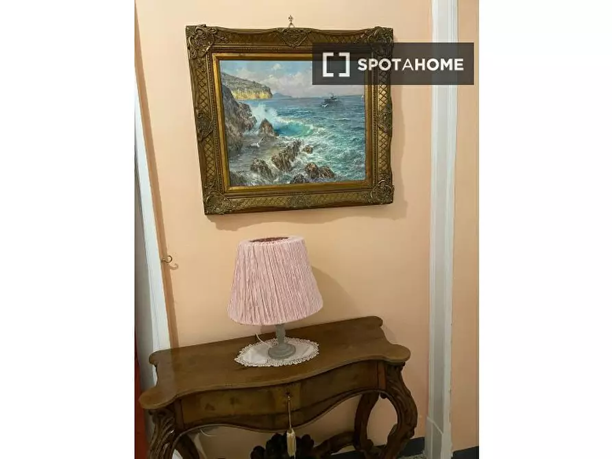 Immagine 16 di Camera condivisa in affitto  in Vico Latilla a Napoli