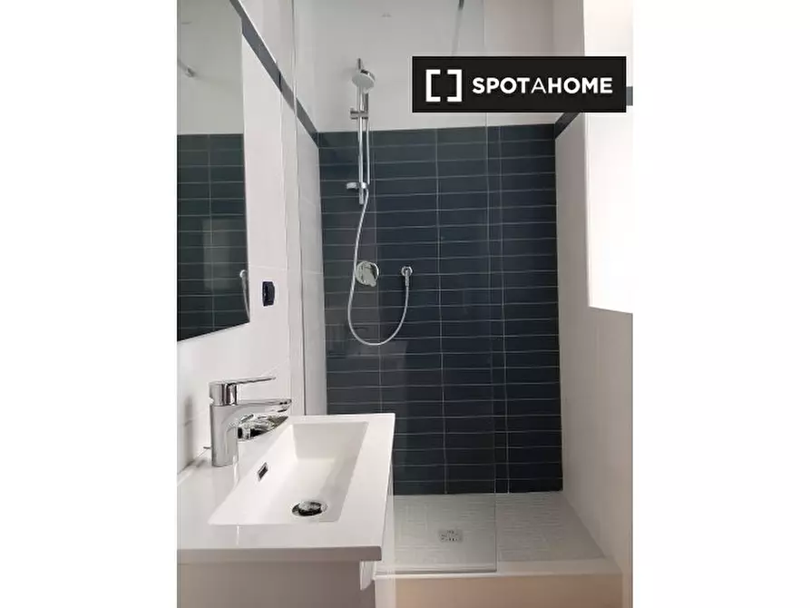 Immagine 4 di Camera condivisa in affitto  in Via Sanità a Napoli