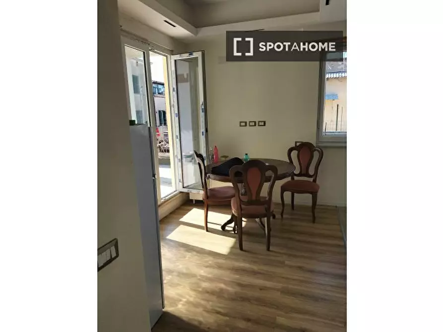 Immagine 10 di Camera condivisa in affitto  in Via delle Acacie a Roma