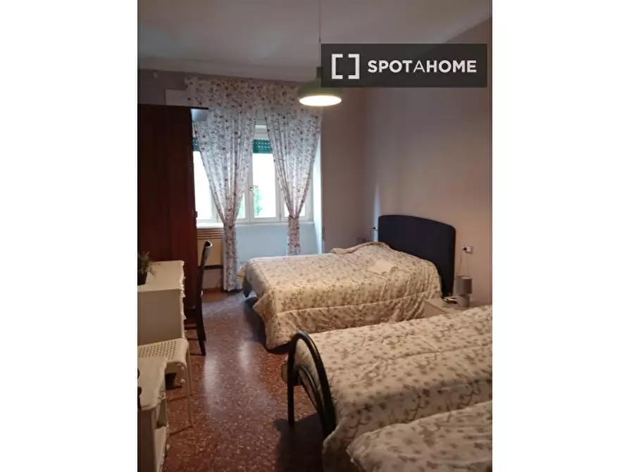 Immagine 6 di Camera condivisa in affitto  in Via Camilla a Roma