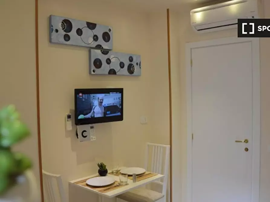 Immagine 10 di Camera condivisa in affitto  in Via Vetulonia a Roma