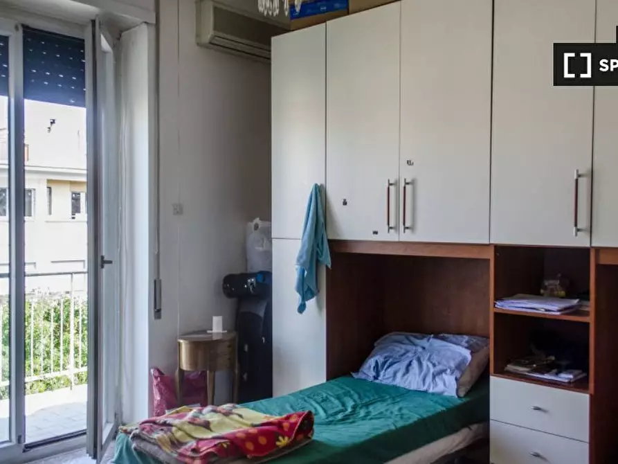 Immagine 3 di Camera condivisa in affitto  in Via Ozanam a Roma