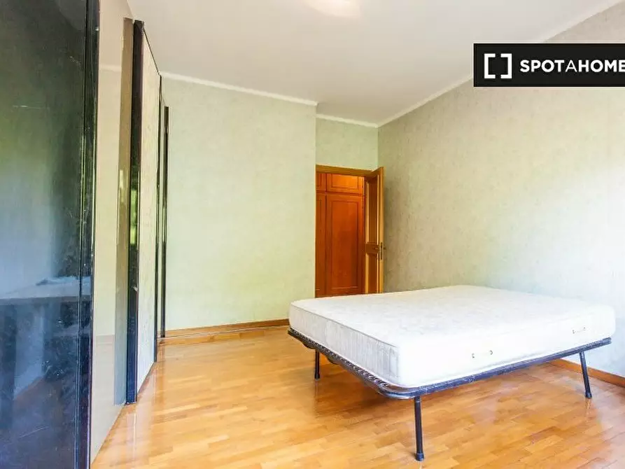 Immagine 14 di Camera condivisa in affitto  in Via Tiberio Imperatore, 00145 Roma RM, Italy a Roma