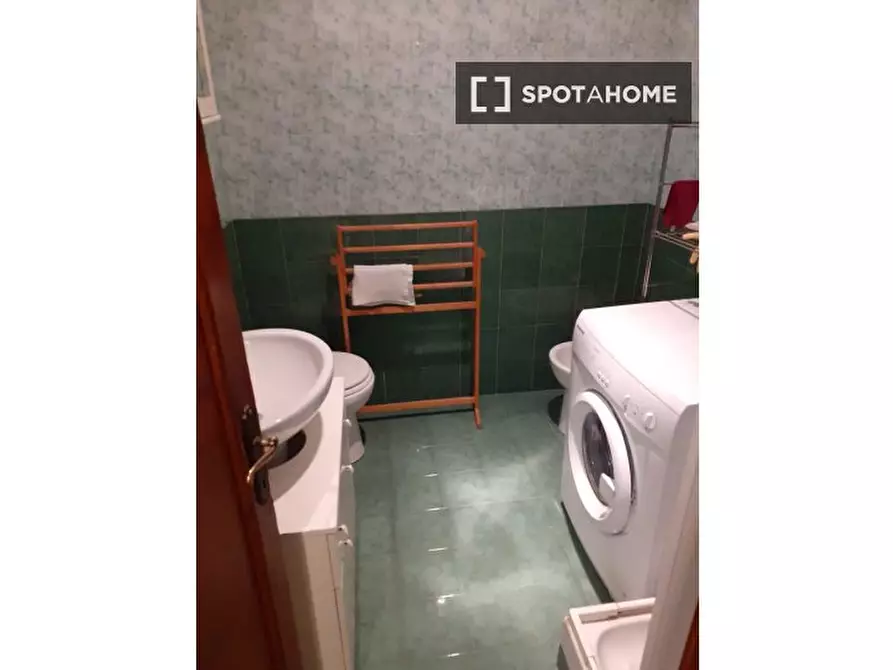 Immagine 4 di Camera condivisa in affitto  in Via Sirte a Roma