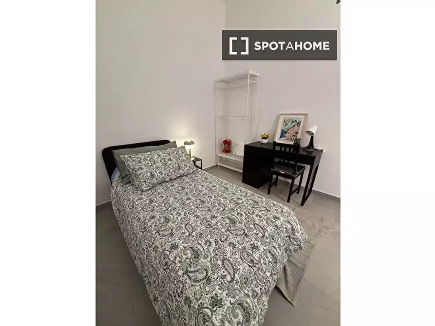 Immagine 15 di Camera condivisa in affitto  in P.za Cavour a Napoli