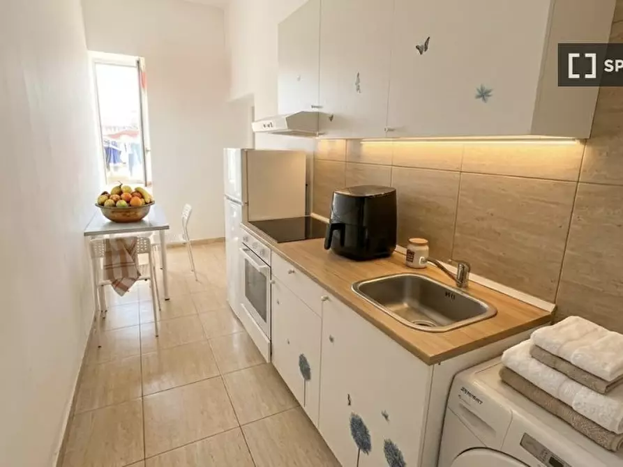 Immagine 4 di Camera condivisa in affitto  in Vico Tinellari a Napoli