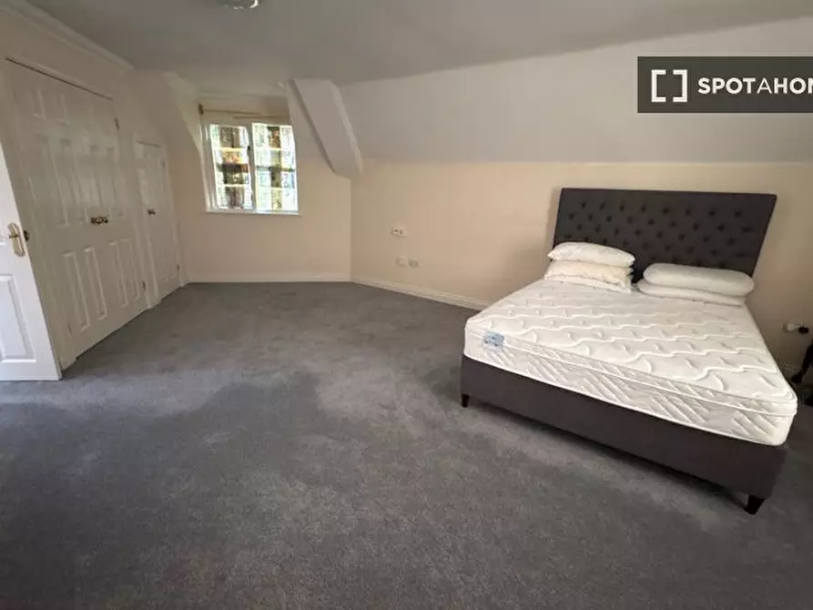 Immagine 1 di Camera condivisa in affitto  in Tithe Close a Virginia Water