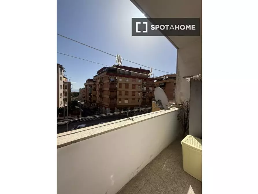 Immagine 14 di Camera condivisa in affitto  in Piazza dei Gerani a Roma