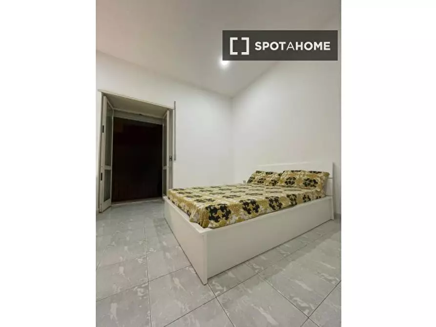 Immagine 13 di Camera condivisa in affitto  in Via delle Zite a Napoli