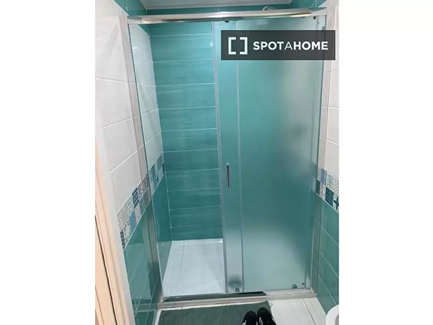 Immagine 12 di Camera condivisa in affitto  in Via Rita Atria a Napoli