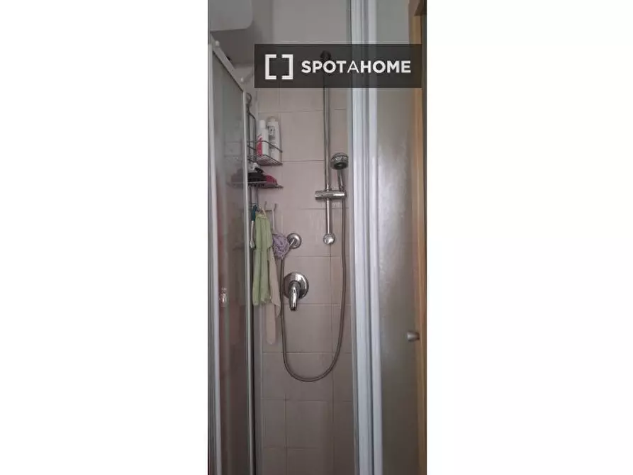 Immagine 19 di Camera condivisa in affitto  in Via Pietro de Cristofaro a Roma