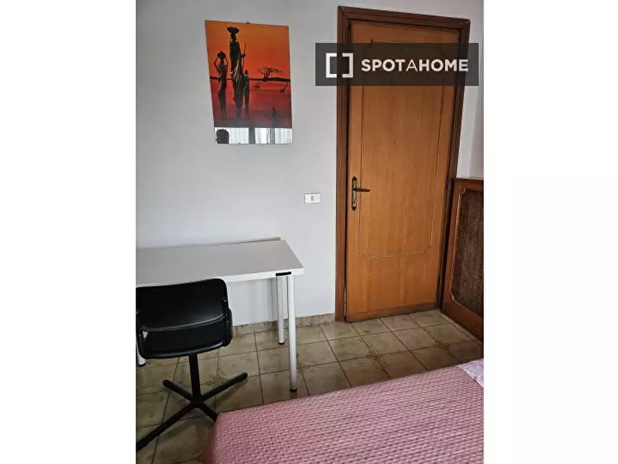 Immagine 12 di Camera condivisa in affitto  in Via dei Centauri a Roma