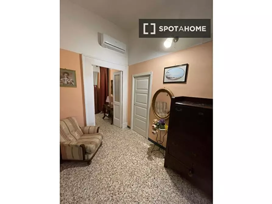 Immagine 9 di Camera condivisa in affitto  in Vico Latilla a Napoli
