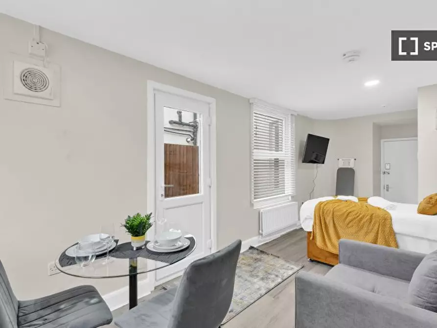Immagine 6 di Ufficio in affitto  in flat a Tottenham
