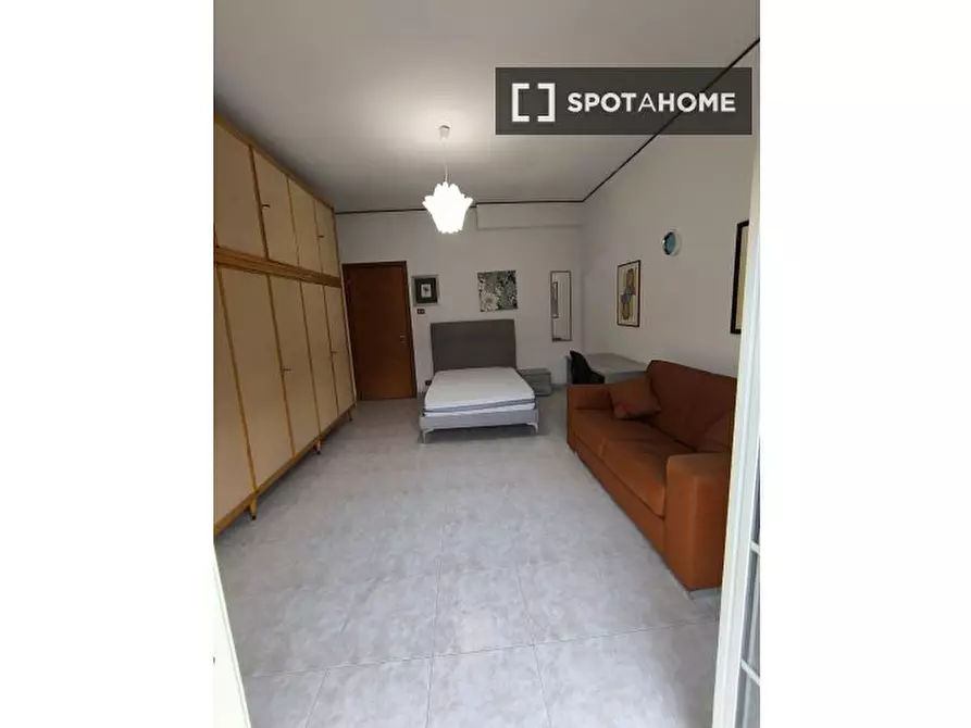 Immagine 3 di Camera condivisa in affitto  in Via Genzano a Roma