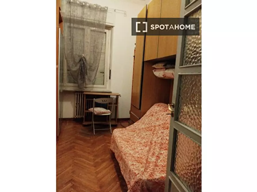 Immagine 2 di Camera condivisa in affitto  in Via Borgomanero a Torino
