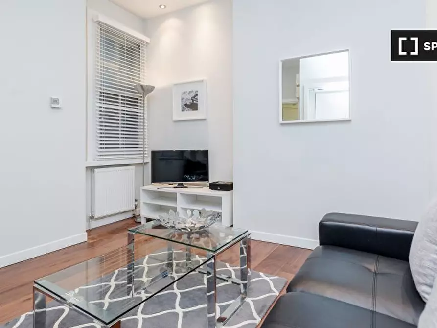 Immagine 2 di Appartamento in affitto  in Dyer's Buildings a Camden Town