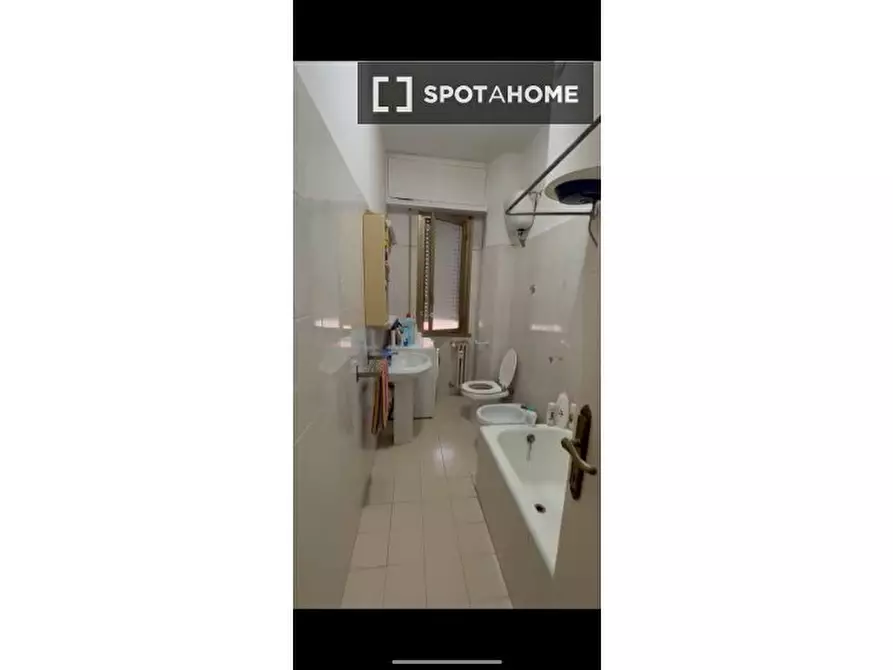 Immagine 7 di Camera condivisa in affitto  in Via Angelo Marabini a Roma