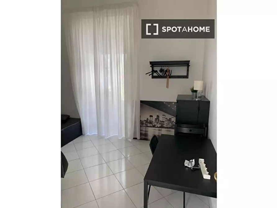 Immagine 9 di Camera condivisa in affitto  in Via Rita Atria a Napoli