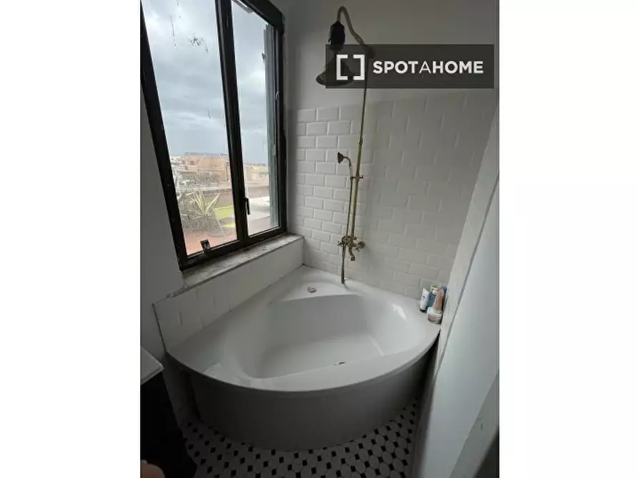 Immagine 10 di Camera condivisa in affitto  in Via Giulia di Gallese a Roma