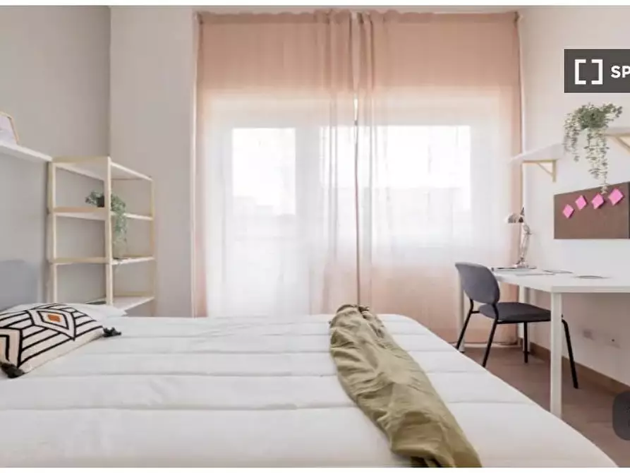 Immagine 1 di Camera condivisa in affitto  in Via Baldo degli Ubaldi a Roma