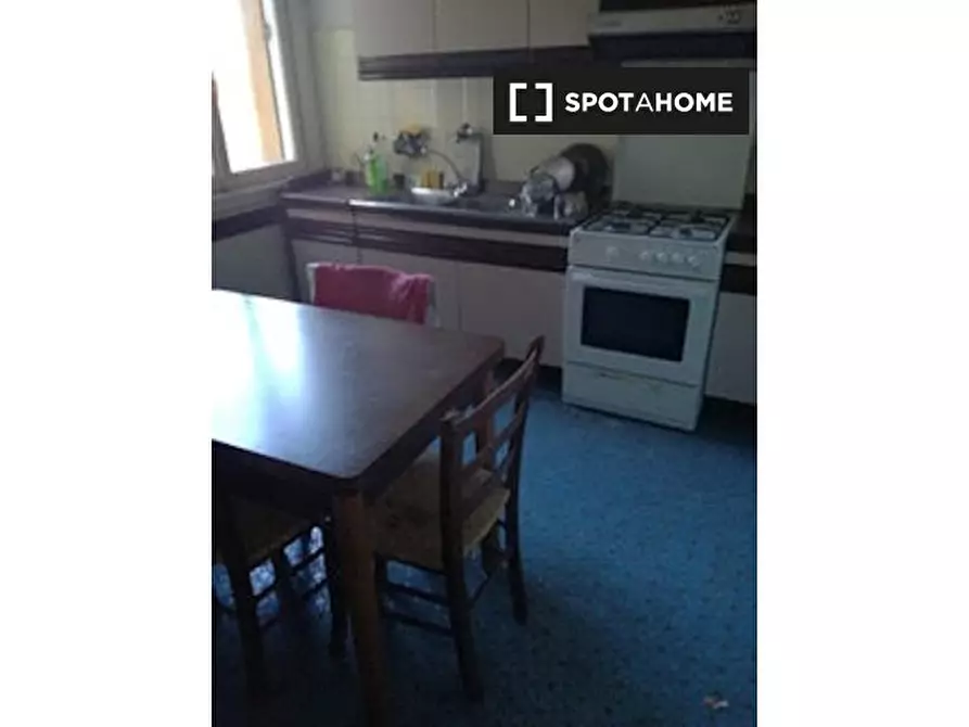 Immagine 5 di Camera condivisa in affitto  in Via Andrea Costa a Bologna