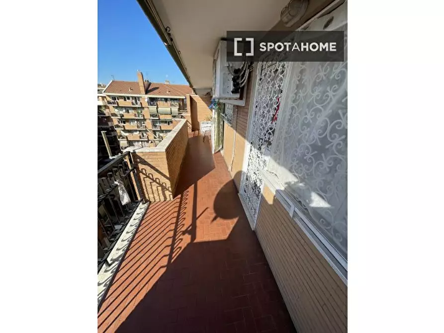 Immagine 3 di Camera condivisa in affitto  in Via Appia Nuova a Roma