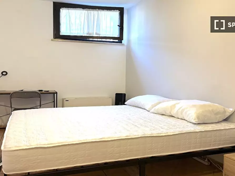Immagine 2 di Camera condivisa in affitto  in Via Alessandro Brisse a Roma