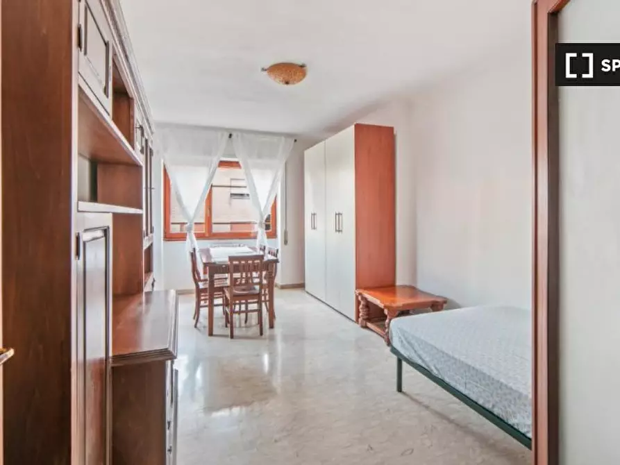 Immagine 2 di Camera condivisa in affitto  in Via Filippo Serafini, 00173 Roma RM, Italy a Roma