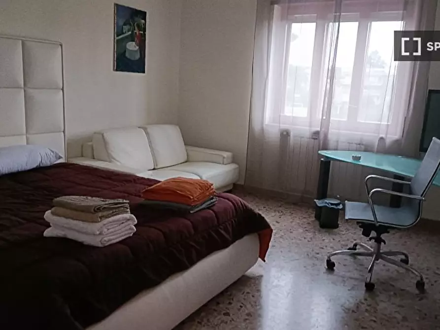 Immagine 1 di Camera condivisa in affitto  in Viale Colli Aminei a Napoli