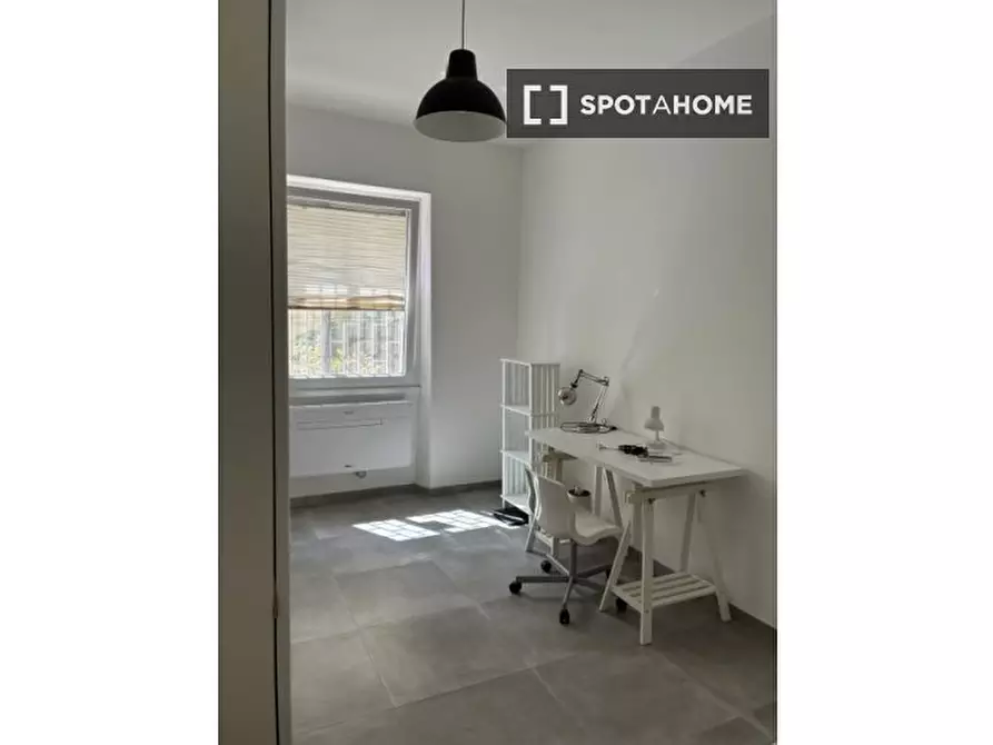 Immagine 1 di Camera condivisa in affitto  in Via Calimno a Roma