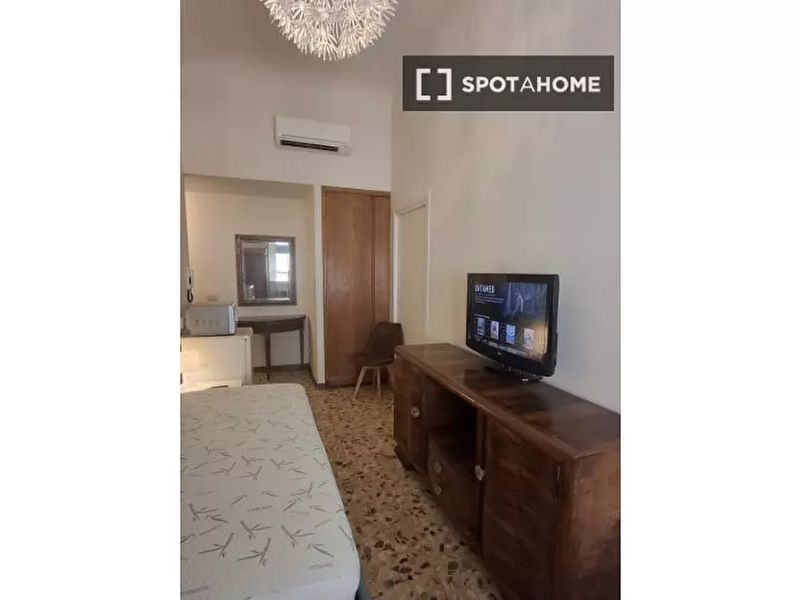 Immagine 2 di Camera condivisa in affitto  in Via di Santa Lucia a Firenze