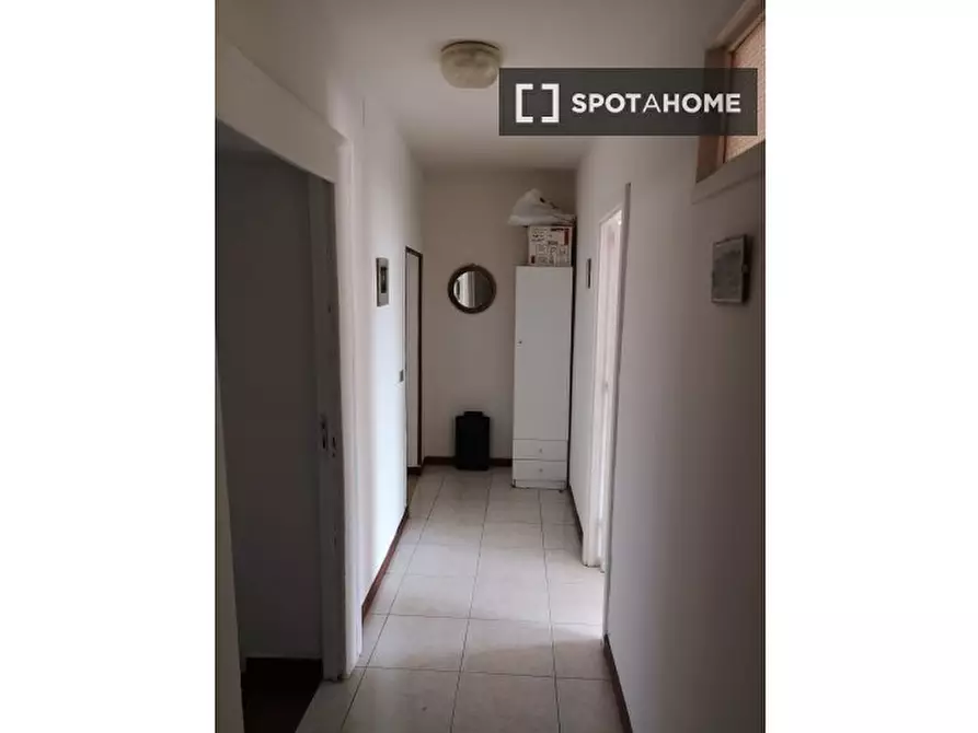 Immagine 6 di Camera condivisa in affitto  in Vico Melofioccolo a Napoli